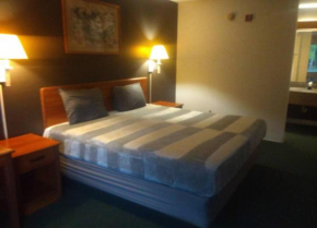 Hotel King Bed Hotel Studio 131 & Hot Tub